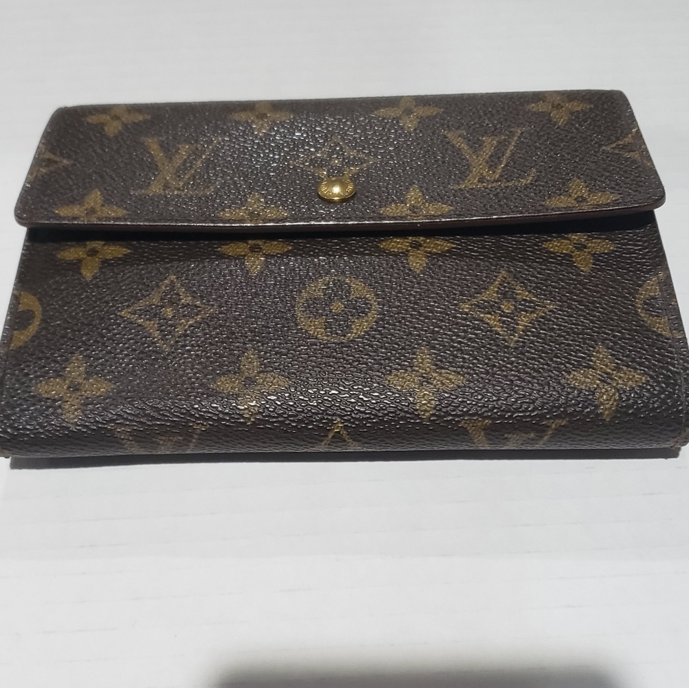 LV Medium International Wallet